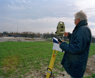 840226 Afbeelding van een landmeter aan het werk bij de bodemsanering van het Griftpark te Utrecht.